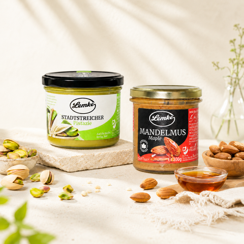 Lemke Stadtstreicher Pistazie und Mandelmus Maple mit Pistazien, Mandeln und Ahornsirup in einer hellen, sommerlichen Produktkulisse.