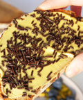 Brot mit Lemke Pistaziencreme und Schokoladenstreuseln, cremiger Pistazien-Aufstrich