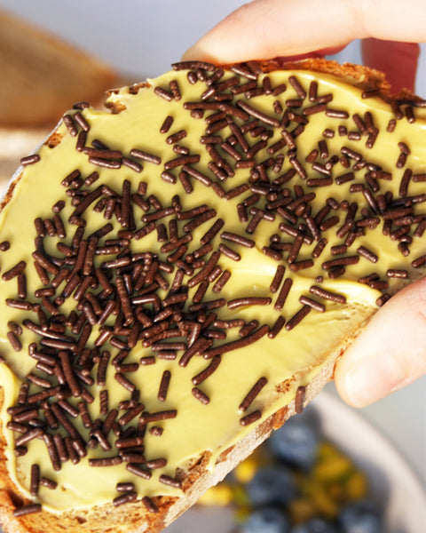 Brot mit Lemke Pistaziencreme und Schokoladenstreuseln, cremiger Pistazien-Aufstrich