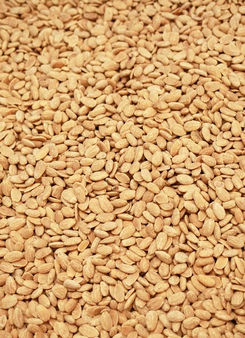 Nahaufnahme vieler blanchierter Mandeln als Zutatenbild