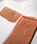 Dunkler Lemke Haselnuss-Nougat im geöffneten Karton in Nahaufnahme
