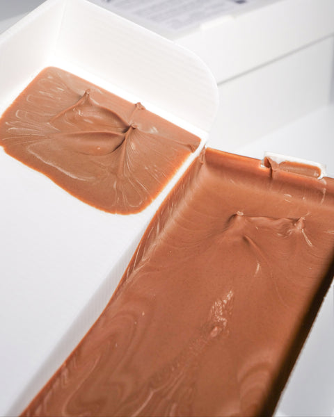 Dunkler Lemke Haselnuss-Nougat im geöffneten Karton in Nahaufnahme