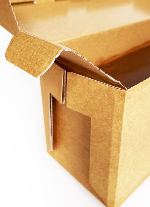 Seitenansicht eines geöffneten Kartons für dunklen Lemke Haselnuss-Nougat