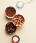 Zutaten für dunklen Haselnuss-Nougat mit Kakao, Haselnüssen und Schokolade