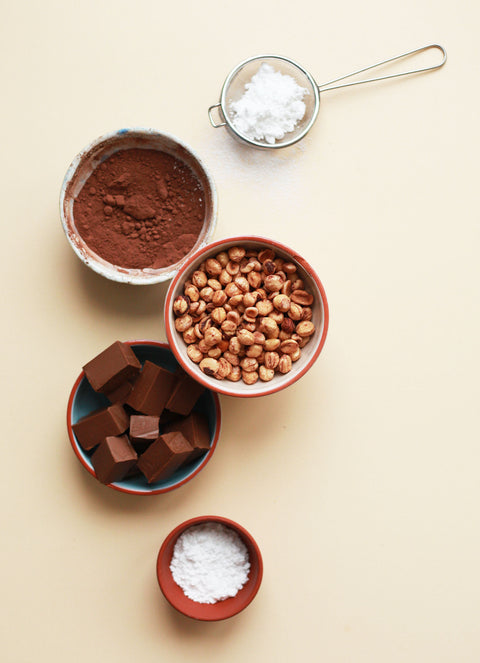 Zutaten für dunklen Haselnuss-Nougat mit Kakao, Haselnüssen und Schokolade