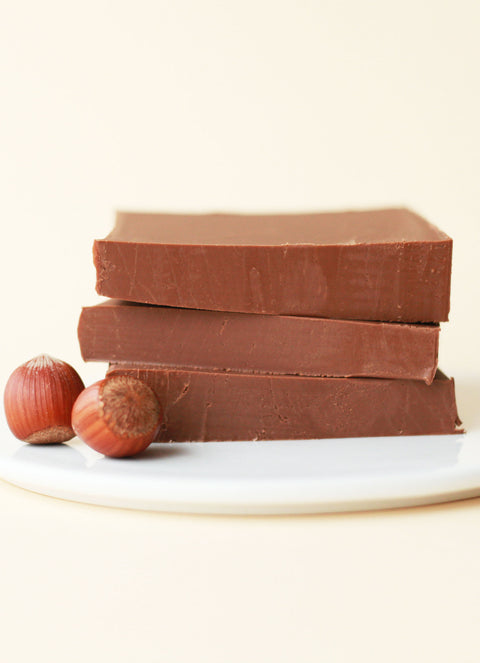 Dunkler Lemke Haselnuss-Nougat als geschnittene Blöcke mit ganzen Haselnüssen