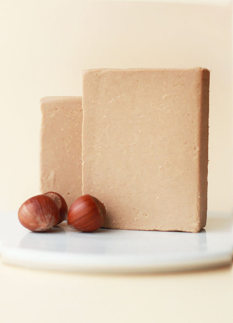 Heller Lemke Haselnuss-Nougat mit ganzen Haselnüssen auf einem Teller