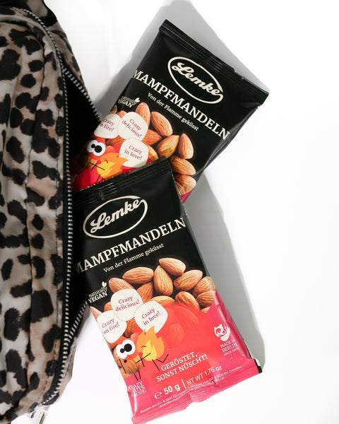 Lemke Mampfmandeln 50g Packungen in einer Tasche als Snack für unterwegs