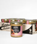 Lemke Mandelmus Crunchy 300 g Glas vor mehreren Gläsern im Displaykarton