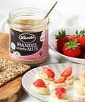 Lemke Mandelmus Crunchy mit Erdbeeren, Banane und Knäckebrot als Serviervorschlag