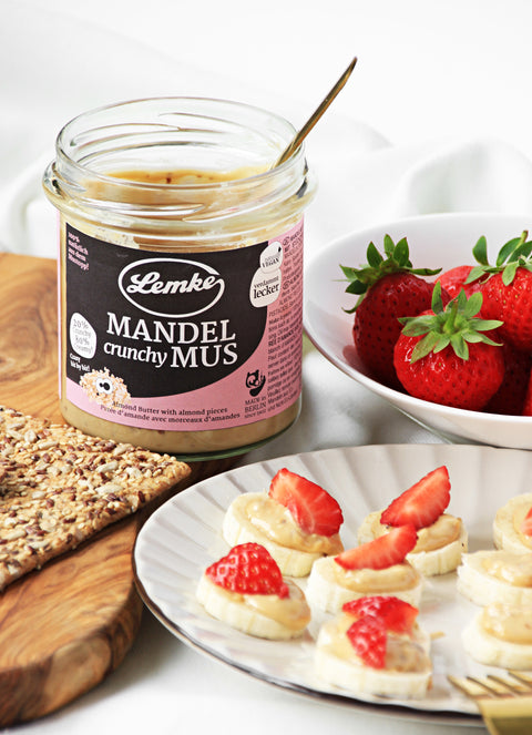 Lemke Mandelmus Crunchy mit Erdbeeren, Banane und Knäckebrot als Serviervorschlag