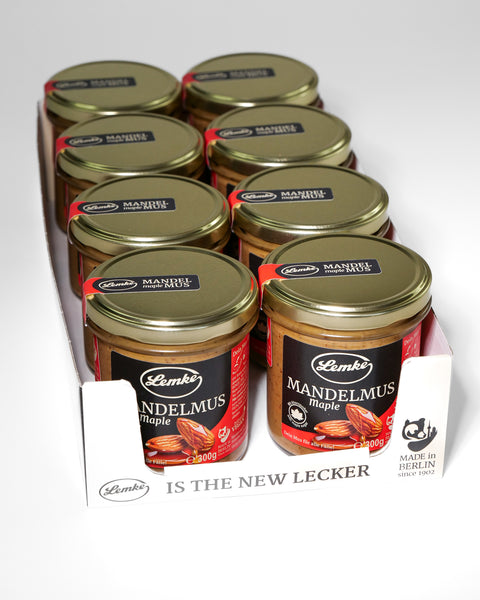 Mehrere Lemke Mandelmus Maple 300 g Gläser im Displaykarton in Schrägansicht