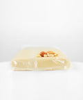 Flach liegender Lemke Marzipan 1:1 Block in Folie mit Mandeln