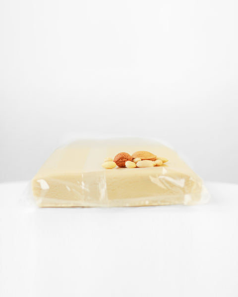 Flach liegender Lemke Marzipan 1:1 Block in Folie mit Mandeln