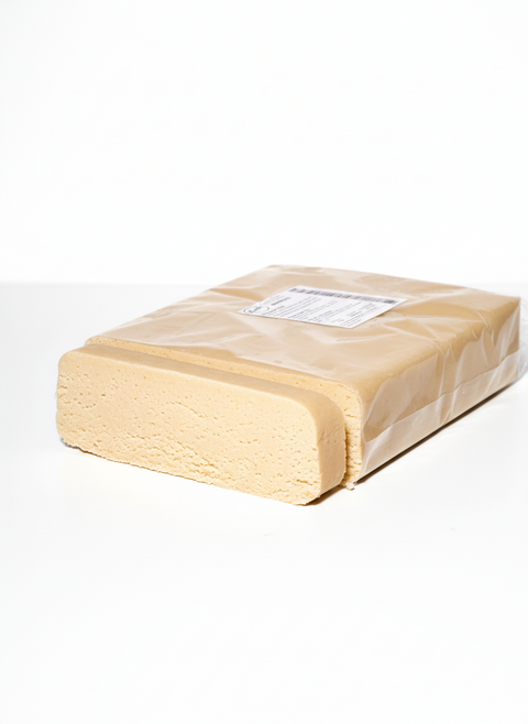 Lemke Marzipan 70:30 im 2,5-kg-Block mit sichtbarer Schnittfläche