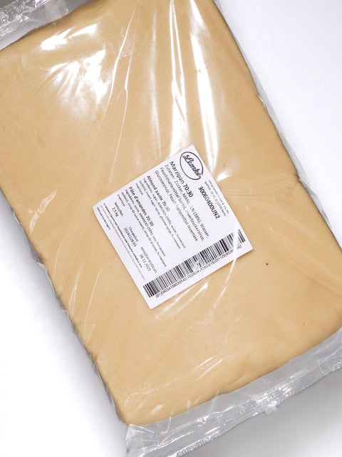 Verpackter Lemke Marzipan 70:30 Block im 2,5-kg-Format mit Produktetikett