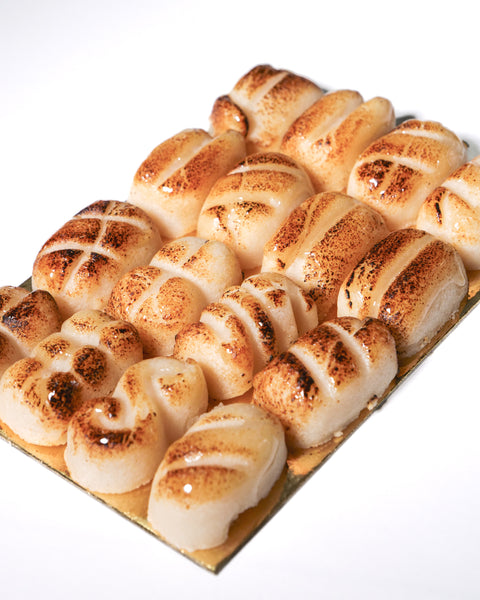 Lemke Edelmarzipan Teekonfekt 100g with flame-browned marzipan pieces on a white background