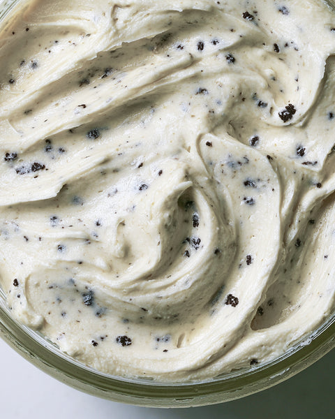 Close-up of Lemke Stadtstreicher Cookies & Cream spread with creamy texture and cookie pieces