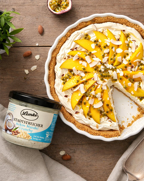 Mango tart topped with Lemke Stadtstreicher Kokos-Mandel Crunchy coconut almond spread and almond flakes