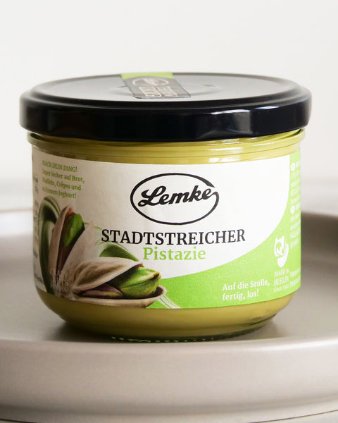 Lemke Stadtstreicher Pistazie spread jar 250g on a white plate background