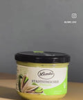 Cremige Lemke Pistaziencreme auf Brotscheibe, pistaziengrüner Aufstrich ohne Palmöl