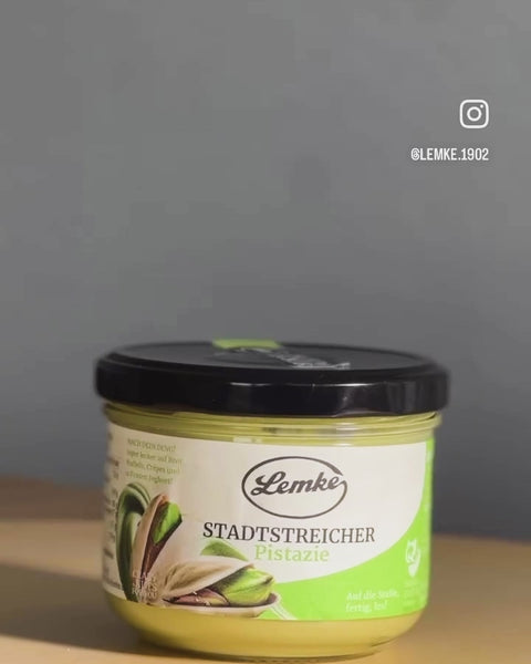 Cremige Lemke Pistaziencreme auf Brotscheibe, pistaziengrüner Aufstrich ohne Palmöl