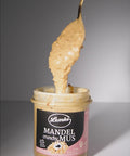 Video von cremigem Lemke Mandelmus Crunchy mit Mandelstückchen auf einem Löffel
